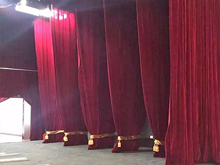 选择舞台幕布定制时要注意的关键因素